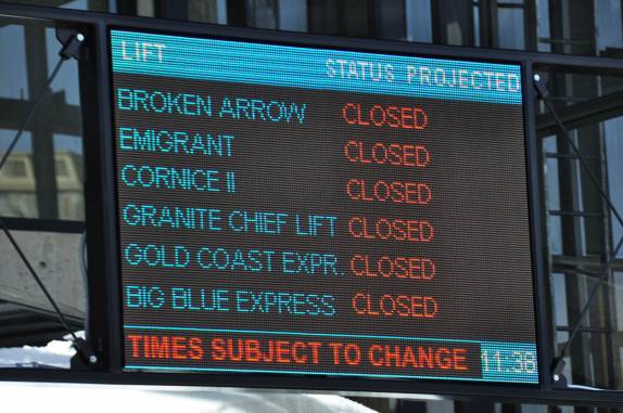 As pistas de esqui ainda estão fechadas no Squaw Valley, no Lake Tahoe, na Califórnia, nos Estados Unidos